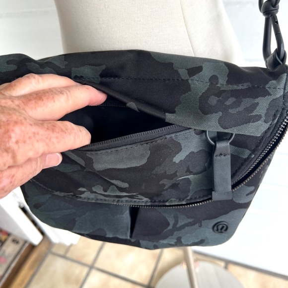 LULULEMON All Night Festival Bag in Jacquard Camo Obsidian/Black - Picture 6 of 16